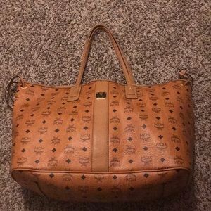 Large reversible mcm bag without clutch